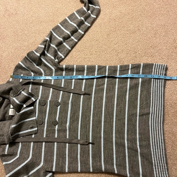 Sweater. Size Medium. - Picture 9 of 9